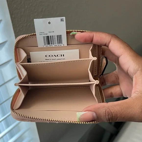 Small Zip Around Card Case w/ Pillow Quilting Cream/Brass - Picture 4 of 4